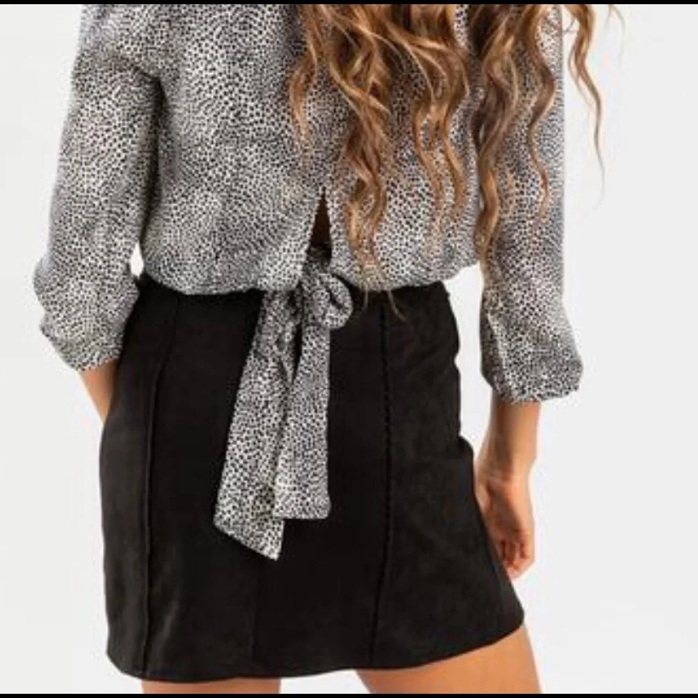 Francesca’s suede mini skirt - Picture 2 of 9
